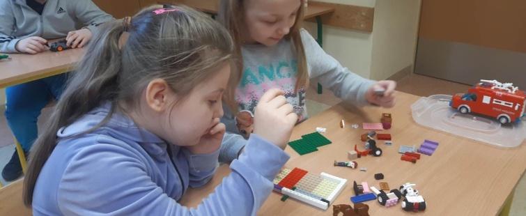 Powiększ obraz: Międzynarodowy Dzień Lego - wspólne budowanie w klasie IIc 